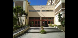 Viene dalla Procura per i minorenni, che ha chiuso l’indagine scaturita dalle dichiarazioni rilasciate ai carabinieri della sezione di Pg della Procura della Repubblica Minorile di Messina dal docente subito dopo l’arresto…, il prof. Giulio Chiofalo aveva infatti dichiarato a suo tempo di essere stato vessato in più occasioni da alcuni dei ragazzi con cui intratteneva rapporti sessuali: è un risvolto inatteso e clamoroso nella vicenda del professore 36enne Giulio Chiofalo, che insegnava presso l’Istituto superiore “A. M. Jaci”, arrestato nel 2023 dai carabinieri della Pg della Procura per gli incontri sessuali con alcuni suoi studenti