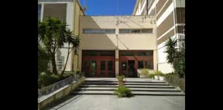 Viene dalla Procura per i minorenni, che ha chiuso l’indagine scaturita dalle dichiarazioni rilasciate ai carabinieri della sezione di Pg della Procura della Repubblica Minorile di Messina dal docente subito dopo l’arresto…, il prof. Giulio Chiofalo aveva infatti dichiarato a suo tempo di essere stato vessato in più occasioni da alcuni dei ragazzi con cui intratteneva rapporti sessuali: è un risvolto inatteso e clamoroso nella vicenda del professore 36enne Giulio Chiofalo, che insegnava presso l’Istituto superiore “A. M. Jaci”, arrestato nel 2023 dai carabinieri della Pg della Procura per gli incontri sessuali con alcuni suoi studenti