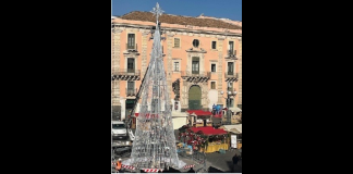 ‘Venerdì 29 novembre, alle ore 17,30, il sindaco di Catania Enrico Trantino con i rappresentanti dell’Amministrazione e del Consiglio comunale, accenderà le luci del grande albero di piazza Università con i mercatini e le luminarie natalizie della Città’: gli allestimenti natalizi quest’anno verranno accesi in un numero di strade e piazze ancora maggiore rispetto agli anni scorsi nelle vie principali dello shopping, come da tradizione ormai, in concomitanza con il Black Friday, anche grazie al contributo degli sponsor che hanno aderito alla proposta del Comune