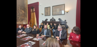 Presenti il sindaco Federico Basile e l’assessora alle Politiche della Salute Alessandra Calafiore, è stato presentato oggi a palazzo Zanca l’evento “Amati, Proteggiti, Amati”, in occasione della Giornata mondiale contro l’Aids, che si celebra domenica 1 dicembre: alla conferenza stampa hanno partecipato, tra gli altri, la presidente dimissionaria dell’Azienda Messina Social City Valeria Asquini; i responsabili dei reparti di Malattie Infettive dell’A.O. Papardo Antonio Albanese e dell’A.U.O. Martino Policlinico di Messina Giovanni Pellicanò; il presidente di Arcigay Makwan Messina Rosario Duca; e i rappresentanti del progetto universitario di Messina SAFE U