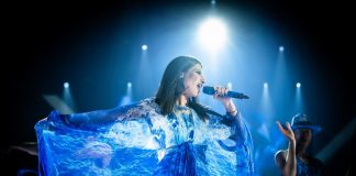 ‘Il modo migliore per darsi la carica? Un bel vassoio di arancini’: un gesto che Laura Pausini, in concerto a Messina, sottolinea al pubblico presente (nella serata di sabato 28 dicembre 2024 al PalaRescifina che la osanna)… durante l’esibizione si ferma per assaggiarne uno e poi cede il vassosio alla madre con la promessa di consumarli a fine concerto