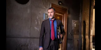 In questa nuova serie di “Vincenzo Malinconico, avvocato d’insuccesso” – che si articola in quattro episodi da 100’, in onda da domenica 1° dicembre 2024 in prima serata su Rai1 – Malinconico (interpretato da Massimiliano Gallo) è ancora alle prese con le contraddizioni della legge italiana e del suo stesso cuore