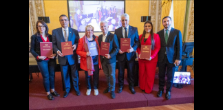 Otto firme per altrettanti protocolli… a Palermo un momento storico e importante che avvicina ancora di più Europa e Africa: l’impegno assunto dalle delegazioni degli otto paesi è quello di promuovere una nuova visione dell’Europa e del Mediterraneo con al centro il ruolo della donna nella società… Portogallo, Spagna, Francia, Grecia, Malta, Marocco, Tunisia e Italia hanno scelto Palermo per siglare l’intesa. La due giorni, dal titolo “Incontri Mediterranei”, è stata fortemente voluta dall’Aiccre, l’Associazione italiana per il Consiglio dei Comuni e delle Regioni d’Europa che mette insieme migliaia di comuni italiani per promuovere il coinvolgimento delle autonomie locali nel processo di integrazione europea, ispirandosi ai principi del Manifesto di Ventotene… sostenere le politiche globali su temi cruciali come cambiamento climatico, povertà e migrazioni, facilitare lo scambio di esperienze e buone pratiche tra enti locali e internazionali e fornire formazione e supporto tecnico per la partecipazione ai programmi europei