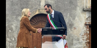 Tra bandierine Usa in ogni angolo, striscioni esposti sui balconi di fronte alla chiesa nella piazza principale di Gesso con le scritte “Welcome to Gesso” e “You will always have home here” (Avrai sempre una casa qui), è stata accolta ieri, mercoledì 4 dicembre 2024, la First Lady, Jill Biden, in visita nel villaggio collinare di Messina che diede i natali ai suoi bisnonni