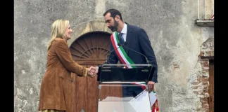 Tra bandierine Usa in ogni angolo, striscioni esposti sui balconi di fronte alla chiesa nella piazza principale di Gesso con le scritte “Welcome to Gesso” e “You will always have home here” (Avrai sempre una casa qui), è stata accolta ieri, mercoledì 4 dicembre 2024, la First Lady, Jill Biden, in visita nel villaggio collinare di Messina che diede i natali ai suoi bisnonni
