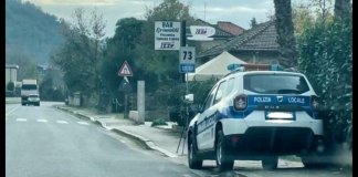 Multato dall’autovelox posizionato sulla vettura della Municipale parcheggiata sul marciapiede: ricorre al Giudice di pace e la spunta…, era l’ultima settimana di novembre di un anno fa e quanto accadde a Fontana Liri (Frosinone), nei pressi dello stabilimento Propellenti suscitò un certo clamore e sconcerto fra gli automobilisti che si trovarono di fronte all’insolita immagine dell’auto comunale che ostruiva completamente il marciapiede lungo la Regionale 82, direzione Arce, poco oltre il Polverificio