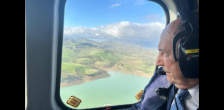 Questa mattina, il presidente della Regione Siciliana, Renato Schifani, accompagnato dal dirigente generale del Dipartimento regionale della Protezione Civile, Salvo Cocina, ha sorvolato in elicottero le zone dove si trovano diversi bacini dell’Isola per valutarne di persona lo stato delle riserve idriche