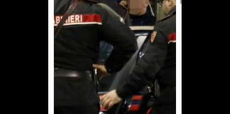 ‘I carabinieri della stazione di Lettere, in Provincia di Napoli, hanno monitorato i post e comparato i video con quelli delle telecamere di sorveglianza installate attorno all’abitazione di un 56enne che nonostante si trovasse ristretto ai domiciliari per reati legati alla droga spesso andava in giro fuori casa con sortite che puntualmente immortalava con filmati che poi pubblicava su TIkTok’