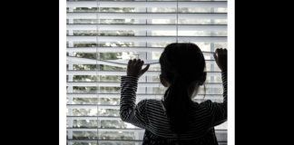 Gli incubi notturni di una bambina di 5 anni hanno portato a indagini sul nonno, un uomo di 56 anni del Torinese, ora accusato di violenza sessuale su minori (a riportare la vicenda sono le pagine locali del Corriere della sera): la Procura di Torino ha chiuso le indagini, iniziate dopo che nel 2023 la piccola ha avuto una serie di incubi, soprattutto di notte, in cui si agitava e urlava… «Lasciami stare, non mi toccare, mamma aiutami»