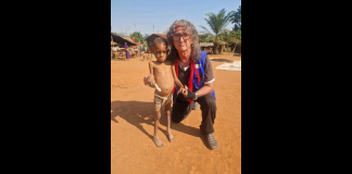 “Desidero informare con tanta amarezza e tristezza nel cuore che al mio rientro in Italia dalla missione in Congo: Dopo avere ricevuto diversi messaggi in cui mi si chiedeva del ‘Virus in Congo’, ho saputo che ci sono persone che non verranno in Teatro per paura che domani (oggi 16 dicembre 2024 – Nota di Redazione) sera avrei partecipato alla serata di beneficenza al Teatro ‘Al Massimo’ a favore dei Bambini e delle Donne della foresta in Congo”