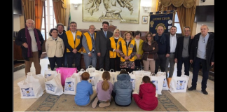 ‘Momenti di condivisione e solidarietà hanno contrassegnato nei giorni scorsi il calendario delle manifestazioni natalizie promosso dal Consiglio comunale e dal presidente Sebastiano Anastasi’: lo “Zaino sospeso” ha portato speciali doni natalizi ai bambini delle famiglie meno abbienti