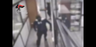 Nell’ambito di attività di indagine diretta dalla Procura di Napoli Nord, i Carabinieri della Compagnia di Caivano hanno eseguito un provvedimento di fermo di indiziato di delitto emesso d’urgenza dal pm nei confronti di due persone: gli indagati sono ritenuti gravemente indiziati di aver perpetrato, il 19 luglio scorso, insieme ad altri complici, una rapina aggravata con sequestro di persona presso un Istituto bancario di Grumo Nevano