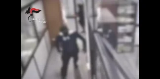 Nell’ambito di attività di indagine diretta dalla Procura di Napoli Nord, i Carabinieri della Compagnia di Caivano hanno eseguito un provvedimento di fermo di indiziato di delitto emesso d’urgenza dal pm nei confronti di due persone: gli indagati sono ritenuti gravemente indiziati di aver perpetrato, il 19 luglio scorso, insieme ad altri complici, una rapina aggravata con sequestro di persona presso un Istituto bancario di Grumo Nevano
