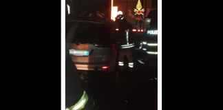 I feriti del maxi – tamponamento avvenuto sull’Autostrada A2 del Mediterraneo (nel tratto compreso tra Mormanno e Laino Borgo) ed ha sconvolto la serata di venerdì 20 dicembre 2024… stanno tutti bene: sarebbe in fase di accertamento…, la dinamica degli eventi, sembra però che le vittime – Marina Calabrese (39 anni nata a Barcellona Pozzo di Gotto), e la figlia Aurora Pellegrino di 10 anni, entrambe residenti a Messina nel villaggio di Santo Stefano Briga – insieme al marito e padre Antonio ed al secondo genito di 3 anni – fossero in viaggio verso Roma a bordo della loro Opel grigia e si siano trovate coinvolte in un incidente che prima del loro arrivo, aveva bloccato la carreggiata Nord del citato tratto autostradale