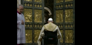 In silenzio, sulla sedia a rotelle, con il capo chino in preghiera e l’espressione assorta: due colpi alle valve di bronzo tra le formelle che narrano la storia della salvezza… la Porta Santa della Basilica di San Pietro si spalanca e Papa Francesco per primo la attraversa