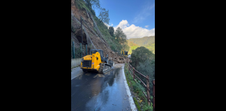 Un imponente movimento franoso, verificatosi nelle prime ore di ieri, causato dalle intense piogge dei giorni scorsi, ha totalmente interrotto il transito lungo la strada provinciale 27 che collega Nizza di Sicilia a Fiumedinisi
