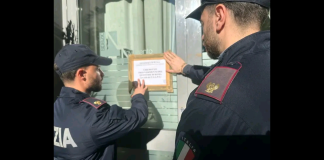 Era ritrovo di migliaia di avventori ogni fine settimana in occasione di eventi musicali: oggi, il Questore di Roma ha disposto la revoca della licenza di un noto locale dell’Eur, meta abituale di giovani che vi trascorrevano serate all’insegna della musica e di ricevimenti, dopo che nella notte tra il 7 e l’8 dicembre scorso era stato interessato da un controllo che gli agenti della Polizia Amministrativa della Questura di Roma hanno messo in campo, anche all’esito di segnalazioni raccolte in occasione di precedenti controlli attuati presso altri locali notturni nelle settimane addietro