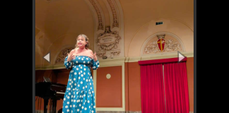 Dopo il successo riscosso la scorsa estate, è tornato sul palco della storica Sala Laudamo di Messina il monologo “Donna Sarina contro i crackers”, una stand-up comedy scritta e interpretata dalla giornalista e scrittrice Rosaria Brancato, con la regia di Vincenzo Tripodo