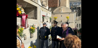 Barcellona Pozzo di Gotto: una corona di fiori è stata deposta ieri mattina sulla tomba del poliziotto Francesco Aliquò, vittima del dovere, caduto a soli 24 anni nel 1987, nei pressi di Guidizzolo (MN), mentre inseguiva un’auto con due rapinatori a bordo