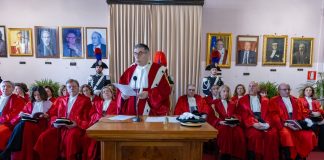 Inizierà questa mattina alle 10 a Palazzo Piacentini la cerimonia d’inaugurazione dell’anno giudiziario, che quest’anno si carica come non mai delle forti tensioni che ruotano intorno al “pacchetto” di riforma sulla giustizia: sarà il primo presidente della corte d’appello Luigi Lombardo, nella sua lunga relazione, a raccontare dello stato dell’amministrazione giudiziaria nell’intero distretto di Messina, che comprende anche gli uffici di Barcellona e Patti