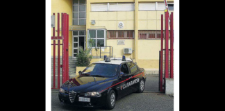 I Carabinieri della Compagnia di Cirò Marina…, nella giornata di San Silvestro, hanno sottoposto a fermo di indiziato del delitto di tentata estorsione aggravata un giovane cirotano di 26 anni: per come ricostruito dai militari dell’Arma, il giovane, nel corso della mattinata, si sarebbe recato con una bicicletta presso una nota edicola del centro cittadino munito di una tanica di benzina e di un accendino, aggredendo ferocemente con una mazza da baseball il titolare e suo figlio dopo averli minacciati di far saltare in aria l’attività ed aver richiesto loro la somma di 50€, asseritamente relativa ad un debito maturato dal figlio, per poi darsi alla fuga scalzo, avendo perso le scarpe durante la colluttazione