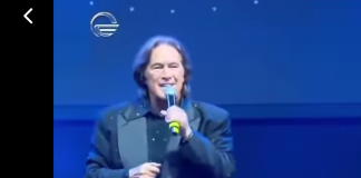 “Mi scuso con i lavoratori e con il pubblico per aver usato parole e toni sconvenienti, inusuali per me, in un momento di concitazione perché non si sentiva distintamente la mia voce”