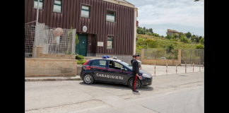 A conclusione di un’articolata indagine, coordinata e diretta dalla Procura della Repubblica di Ragusa e condotta in stretta sinergia dai Carabinieri del Nucleo Investigativo del Comando Provinciale di Ragusa, della Compagnia CC di Modica e della Stazione CC di Ispica, il 31 dicembre 2024 è stata notificato un Mandato di Arresto Europeo emesso dal GIP presso il Tribunale di Ragusa, nei confronti di un 35enne rumeno, già domiciliato in Ispica, indagato, in concorso con altri due connazionali, per i reati di “omicidio aggravato in concorso, rapina aggravata in concorso e uccisione di animali in concorso”