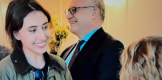 Era presente…, una folla di giornalisti i quali si sono riuniti all’aeroporto di Roma Ciampino dove alle 16.18 di oggi 08 gennaio 2025 è atterrato l’aereo con a bordo la giornalista Cecilia Sala