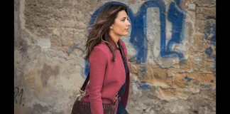 “Mina Settembre”, l’indomita assistente sociale napoletana interpretata da Serena Rossi, torna su Rai1 in prima serata, a partire da domenica 12 gennaio 2025: nella terza stagione della fiction – che nelle precedenti edizioni ha dominato gli ascolti della domenica sera con una media di oltre quattro milioni di spettatori – il pubblico ritroverà Mina al lavoro nel consultorio di uno dei quartieri più difficili di Napoli, il Rione Sanità, alle prese con quotidiane ingiustizie, povertà e miseria