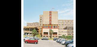 ‘Da quando le due sale operatorie della Cardiochirurgia dell’ospedale Papardo sono sotto sequestro, e quindi irrimediabilmente chiuse per l’inchiesta sulle morti sospette, che cosa “non è successo”? Ovvero, quanti sono i pazienti, tra interventi programmati e liste d’attesa che per forza di cose sono stati dirottati verso altre strutture sanitarie, non solo della Sicilia, ma di tutta Italia, a seconda della complessità degli interventi da eseguire? Abbiamo voluto dare delle risposte a questi interrogativi perché dal 23 novembre scorso, il giorno del sequestro delle due strutture da parte dei carabinieri dei Nas, Messina e il suo hinterland, ma anche la Sicilia e la Calabria come bacino d’utenza non potenziale ma reale, per l’inchiesta della Procura sulle cosiddette “morti sospette” per infezioni batteriche dopo gli interventi al cuore, sono in ogni caso privati di un presidio “salva-vita” di primo livello fondamentale’