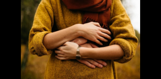 Lucia (nome di fantasia) è una di quelle mamme vittime della dottrina pseudoscientifica dell’alienazione parentale: per lei in ctu si era parlato di ‘conflitto di lealtà’ con suo figlio, Mattia (nome di fantasia)… lo aveva raccontato alla Dire nel giorno più lungo… quando il 15 novembre 2017 il bambino a 10 anni era stato preso da scuola e portato via