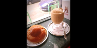 “Il Bar Sciarrone saluta e ringrazia tutti i clienti e gli amici che per quattro generazioni lo hanno frequentato: Abbiamo condiviso risate, confidenze e anche momenti tristi, dai lontani tempi dello chalet, quando in via Garibaldi passavano le carrozze, agli anni d’oro della Fiera campionaria, fino agli stranianti giorni del Covid”