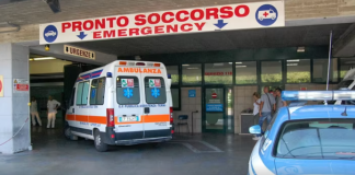 Un 16enne è stato accoltellato all’addome in via Roma a Frattamaggiore, alle porte di Napoli: lo rendono noto i carabinieri, aggiungendo che in mattinata un coetaneo si è presentato alla caserma di Caivano per attribuirsi il ferimento del giovane. Secondo quanto finora emerso, la discussione sarebbe nata per una ragazza contesa