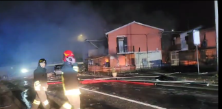 Una palazzina di tre piani è crollata in seguito a una forte esplosione ha colpito il quartiere di San Giovanni Galermo: i tecnici erano al lavoro per una fuga di gas…, quando un boato fortissimo ha scosso il menzionato rione di Catania ed è stato sentito anche in altre parti della città… su tutta l’area attorno a via Geza Kertsz è stato forte l’odore di metano