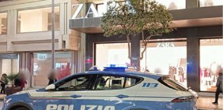 Il personale di sicurezza del negozio Zara di viale San Martino a Messina, nel tardo pomeriggio di ieri 14 febbraio 2025, ha notato tre giovani aggirarsi con atteggiamento sospetto tra gli scaffali: al momento di uscire dal punto vendita, gli addetti alla vigilanza hanno cercato di fermarli per verificare un possibile furto… mentre un ragazzo è stato subito bloccato, due ragazze che lo accompagnavano sono riuscite ad allontanarsi velocemente