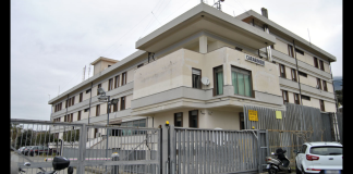 I Carabinieri del Nucleo Operativo e Radiomobile della Compagnia di Paola hanno dato esecuzione all’ordinanza di custodia cautelare in carcere, emessa in data odierna dal Giudice per le Indagini Preliminari del Tribunale di Paola su richiesta dei magistrati della locale Procura della Repubblica, gestita dal Procuratore f.f. Dott. Ernesto Sassano, nei confronti del compagno della madre dei bambini di 3 e 2 anni ricoverati a Cosenza rispettivamente dal 25 e dal 31 gennaio