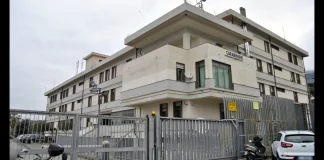 I Carabinieri del Nucleo Operativo e Radiomobile della Compagnia di Paola hanno dato esecuzione all’ordinanza di custodia cautelare in carcere, emessa in data odierna dal Giudice per le Indagini Preliminari del Tribunale di Paola su richiesta dei magistrati della locale Procura della Repubblica, gestita dal Procuratore f.f. Dott. Ernesto Sassano, nei confronti del compagno della madre dei bambini di 3 e 2 anni ricoverati a Cosenza rispettivamente dal 25 e dal 31 gennaio