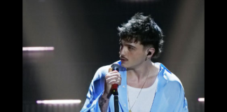 Olly vince il 75esimo Festival di Sanremo: ha battuto gli altri finalisti Lucio Corsi (secondo), Brunori Sas (terzo), Fedez (quarto) e Simone Cristicchi (quinto)… e ha lasciato indietro pure i favoriti per la vittoria, Giorgia in primis ma anche Achille Lauro, la cui esclusione (in particolare quella di Giorgia) nel momento in cui sono stati proclamati i cinque finalisti ha suscitato una vera ‘rivolta’ in platea all’Ariston