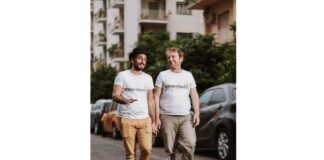 Lo sfregio alla targa toponomastica di Barcellona Pozzo di Gotto, nella piazza dedicata al giornalista ucciso dalla mafia Beppe Alfano, segnata con un volgare insulto scritto, è stato scoperto dal regista Giuseppe Emanuele Cardinale e dal giornalista Vassily Sortino, conduttori del podcast “Egoriferiti”, disponibile su YouTube e Spotify