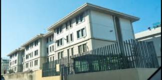 ‘Momenti di panico giovedì all’interno della Casa Circondariale di Messina, dove un detenuto del Reparto “Ordine e Sicurezza” ha lanciato un secchio contenente candeggina ed escrementi contro la direttrice Angela Sciavicco’