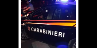 I Carabinieri della Stazione di Trecastagni hanno arrestato un 57enne per maltrattamenti in famiglia e lesioni personali: era piena notte quando una coppia di fidanzati, a bordo della loro auto, passando da una strada interna di Trecastagni, ai piedi dell’Etna, ha visto una donna in pigiama e scalza che correva
