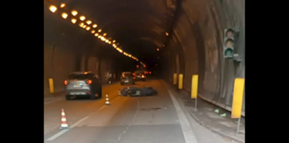 Nella mattinata di oggi, un incidente mortale… si è verificato sulla Tangenziale di Messina all’interno della Galleria San Giovanni: nel citato contesto ha perso la vita un 66enne messinese che viaggiava a bordo del suo scooter Kymco 300 nella carreggiata lato monte