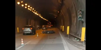 Nella mattinata di oggi, un incidente mortale… si è verificato sulla Tangenziale di Messina all’interno della Galleria San Giovanni: nel citato contesto ha perso la vita un 66enne messinese che viaggiava a bordo del suo scooter Kymco 300 nella carreggiata lato monte