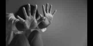 ‘Ha subito violenze sessuali ripetute e continuative per anni da parte di un cugino “più grande” iniziate quando era poco più di una bambina e aveva appena 11 anni: la storia arriva da un quartiere popolare di Catania, dove la Polizia ha arrestato un giovane di 20 anni’