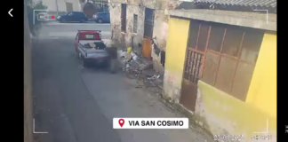 “Siamo in via San Cosimo, dove un’ape di un ambulante si ferma lungo la strada e il conducente scarica cassette di legno e altri materiali, liberando completamente il cassone come se fosse un’area di smaltimento autorizzata”