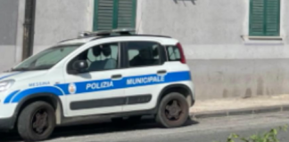 Nella odierna mattinata, ad angolo tra via La Farina e via Salandra a Messina… un ambulante ha occupato abusivamente perché sprovvisto di qualsiasi ‘Titolo autorizzativo’ la citata zona e per questo i vigili urbani provvedevano a verbalizzarlo mandandolo via