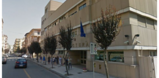 Stavo camminando tranquillamente – a piedi – per i fatti miei nella zona di via degli Stadi quando mi si avvicina una volante della polizia e mi chiede e non capisco per quale motivo i documenti