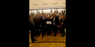 “A Peppino di Capri la Chiave della Città di Capri: Il Sindaco Paolo Falco ha consegnato a Peppino di Capri, in una gremitissima Sala Auditorium, la Chiave della Città di Capri”