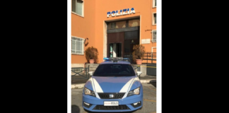 “Sigarette, soldi e droga, altrimenti vi arrestiamo”: così, due romani di 40 e 45 anni, fingendosi carabinieri, hanno inscenato un controllo in strada nei confronti di cinque ragazzi fermi a bordo della loro auto, minacciandoli di ritorsioni penali nel caso in cui non avessero aderito alla loro singolare richiesta