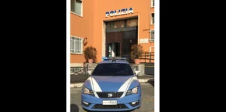 “Sigarette, soldi e droga, altrimenti vi arrestiamo”: così, due romani di 40 e 45 anni, fingendosi carabinieri, hanno inscenato un controllo in strada nei confronti di cinque ragazzi fermi a bordo della loro auto, minacciandoli di ritorsioni penali nel caso in cui non avessero aderito alla loro singolare richiesta